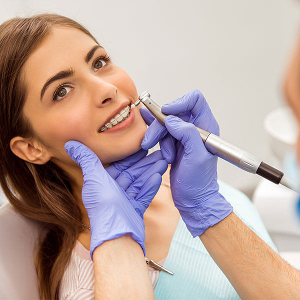 היתרונות של יישור שיניים עם טיפולי אסתטיקה רפואית